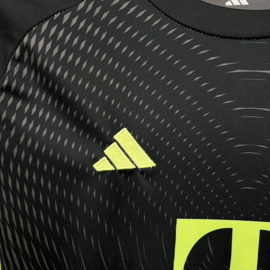 Bayern Munich 2025-26 Blackn Goalkeeper Kids Kit S-XXL