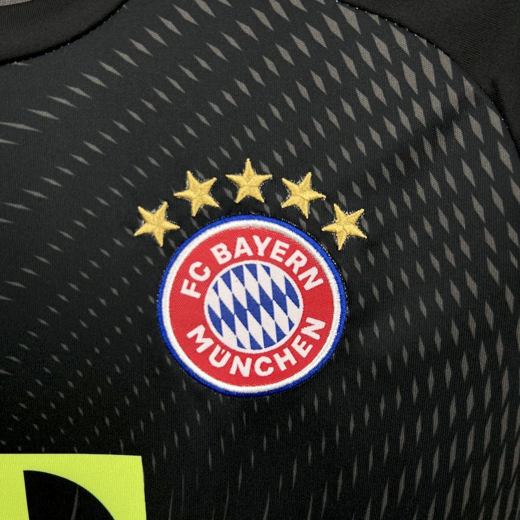 Bayern Munich 2025-26 Blackn Goalkeeper Kids Kit S-XXL