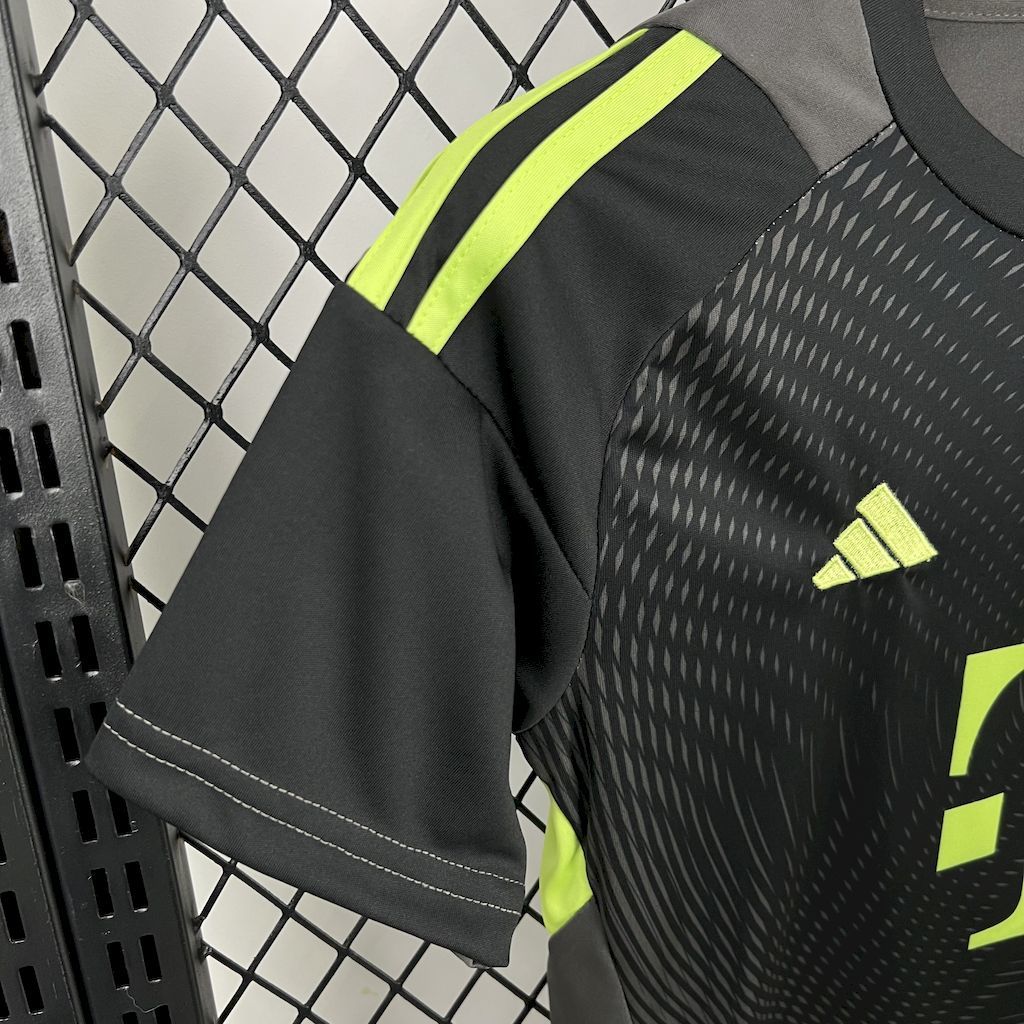 Bayern Munich 2025-26 Blackn Goalkeeper Kids Kit S-XXL