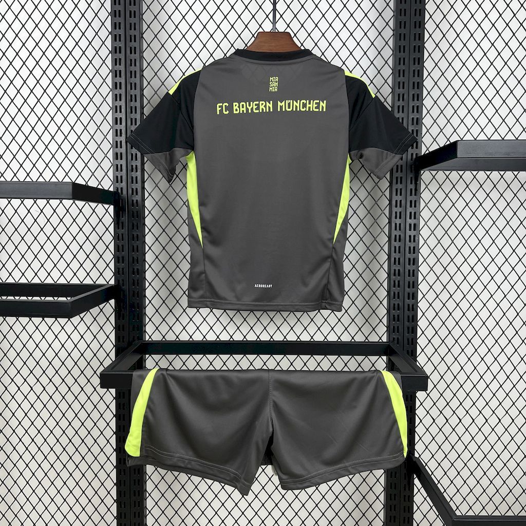 Bayern Munich 2025-26 Blackn Goalkeeper Kids Kit S-XXL