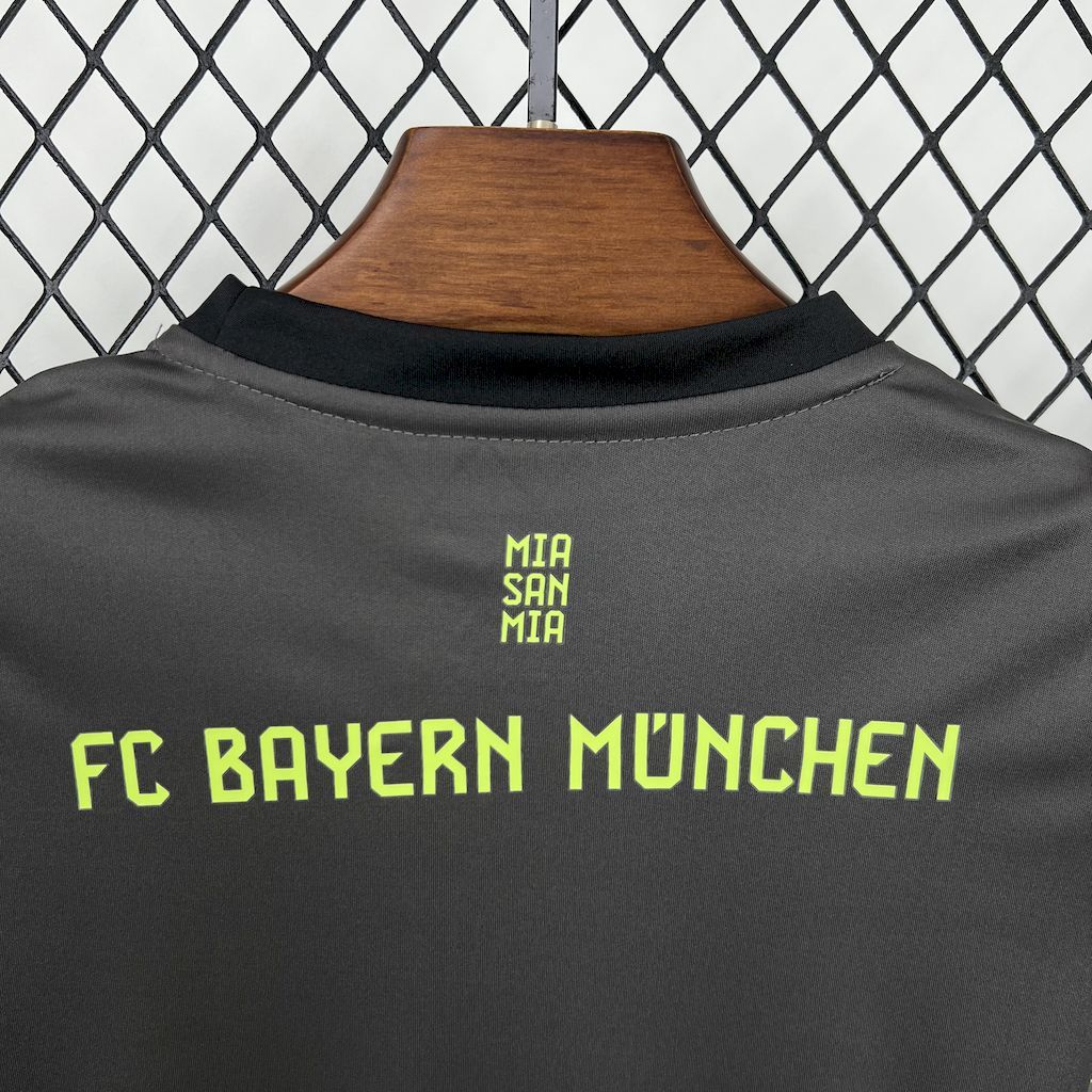 Bayern Munich 2025-26 Blackn Goalkeeper Kids Kit S-XXL