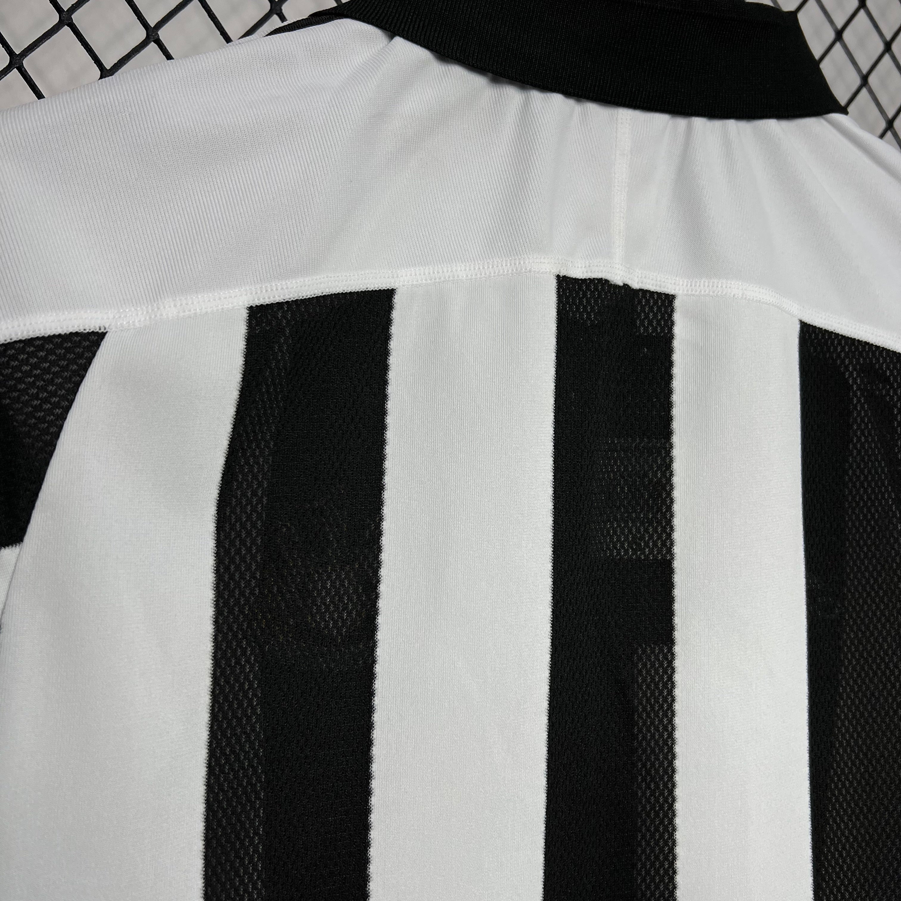 Newcastle United 2003-05 Home Long Sleeves Retro Jersey